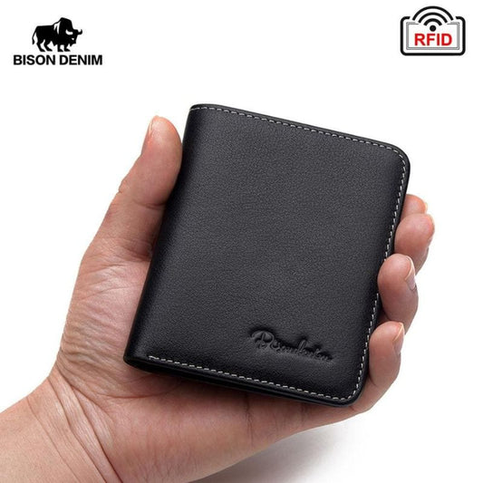 Carteira masculina Bison Denim preta sendo segurada na mão