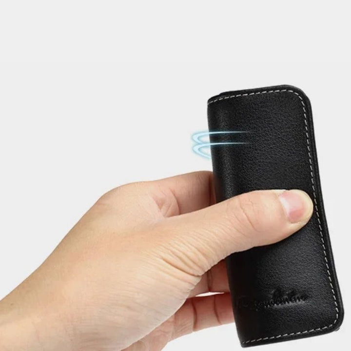 Carteira-Masculina-Slim-Classic-Black-Line-mostrando-sua-flexibilidade