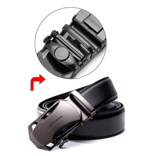 Detalhe da fivela automática e sistema de ajuste do cinto Bison Denim preto