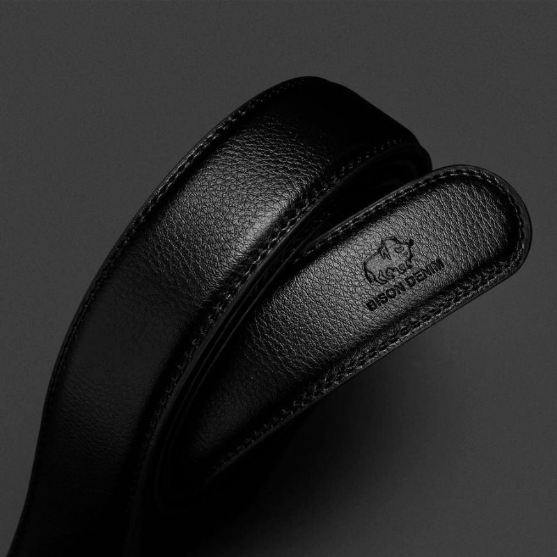 Detalhe do couro e acabamento do cinto masculino Bison Denim preto