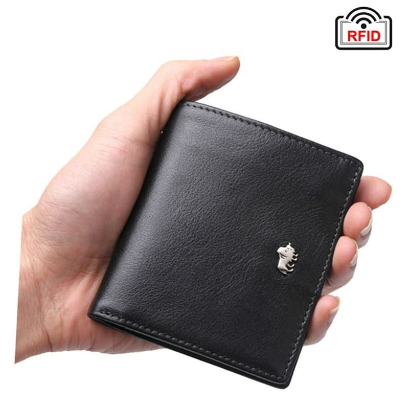 Carteira masculina preta Bison Denim em couro legítimo sendo segurada na mão
